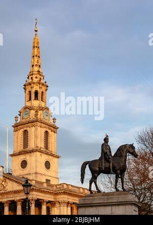 Die Reiterstatue von George IV. Auf dem Trafalgar Square mit dem Turm von St. Martin-in-the-Fields im Hintergrund Stockfoto