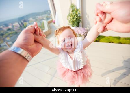 Glucklicher Vater Dreht Sich Im Kreis Seiner Entzuckende Junge Sonnigen Tropischen Strand Palmen Hinter Stockfotografie Alamy