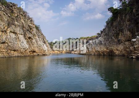 Narmada Fluss zwischen Marble Rocks, Jabalpur, Madhya Pradesh/Indien Stockfoto