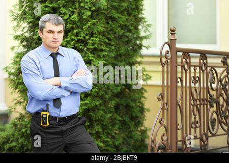 Männlicher Wachmann im Park Stockfoto