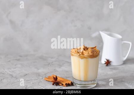 Hausgemachte Dalgona Kaffee im Glas. Rezept populäre koreanische Getränk Latte mit Schaum von Instant-Kaffee. Erstellt neue Getränk während Quarantäne und selbst-isolati Stockfoto