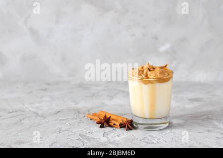 Hausgemachte Dalgona Kaffee im Glas. Rezept populäre koreanische Getränk Latte mit Schaum von Instant-Kaffee. Erstellt neue Getränk während Quarantäne und selbst-isolati Stockfoto