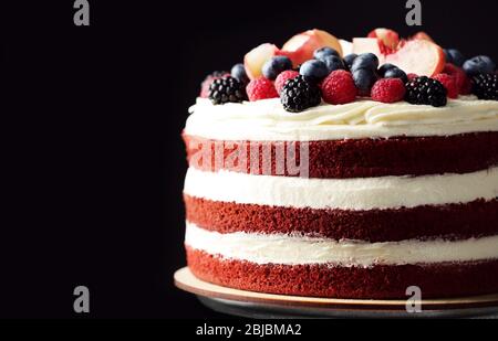 Köstliche Kuchen mit Früchten und Beeren Dekoration auf hölzernen Tisch Stockfoto