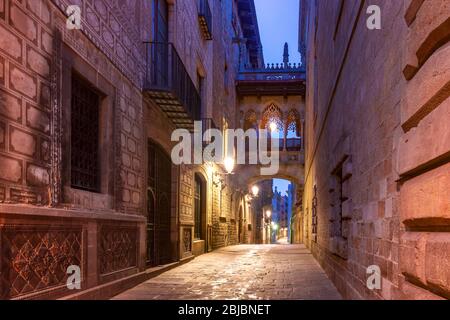 Engen gepflasterten mittelalterlichen Carrer del Bisbe Straße mit Seufzerbrücke im Barri Gothic Quarter am Morgen, Barcelona, Katalonien, Spanien Stockfoto