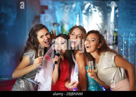 Schöne Mädchen mit Mikrofon im Nachtclub Stockfoto