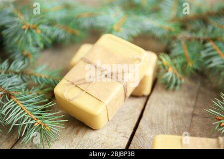 Stücke von Nadelseife und Äste auf Holzhintergrund, Nahaufnahme Stockfoto