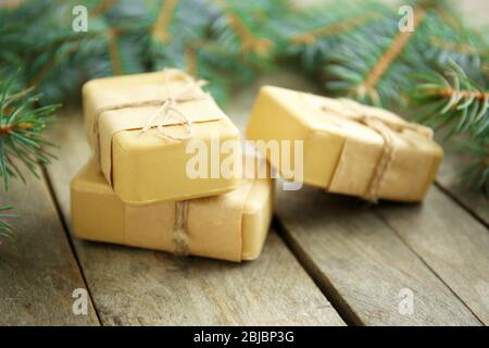 Stücke von Nadelseife und Äste auf Holzhintergrund, Nahaufnahme Stockfoto