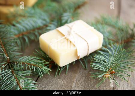 Stück Nadelseife und Äste auf Holzhintergrund, Nahaufnahme Stockfoto