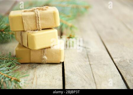 Stücke von Nadelseife und Äste auf Holzhintergrund, Nahaufnahme Stockfoto