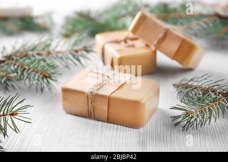 Stücke von Nadelseife und Äste auf Holzhintergrund, Nahaufnahme Stockfoto