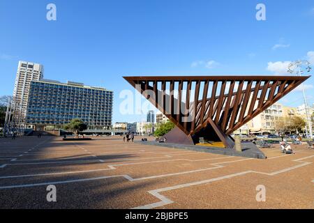 Holocaust- und Wiederbelebungsdenkmal auf dem Rabin-Platz und dem Rathaus in Tel Aviv, Israel. Früher Kings of Israel Square. Umgekehrte Pyramidenskulptur. Stockfoto