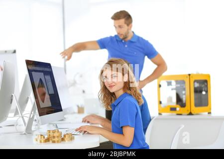 Junge Ingenieure planen Projekt mit CNC-Maschinen im Büro Stockfoto