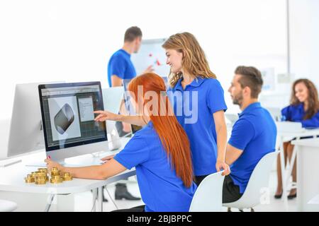 Junge Ingenieure planen Projekt mit CNC-Maschinen im Büro Stockfoto