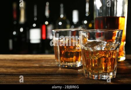 Gläser Whisky auf Holzbar Nahaufnahme Stockfoto