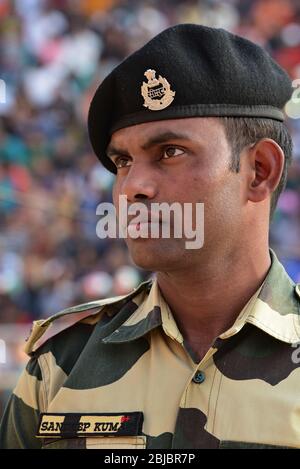 Indischer Soldat am Attari-Wagah Grenzübergang zwischen Indien und Pakistan während der täglichen 'Tieferlegung der Flaggen' Zeremonie, Punjab, Indien, Asien. Stockfoto