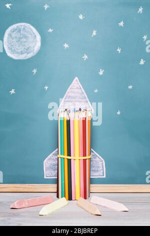 Vertikale Foto einer Rakete mit Buntstiften gemacht und auf einer Tafel gezeichnet, Konzept der Phantasie und zurück in die Schule Stockfoto