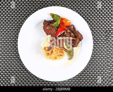 Gegrilltes Lammfleisch mit zertrümmerten Kartoffeln Stockfoto