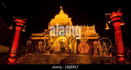 Einmal alle sechs Jahre rampen Sree Padmanabhaswamy Tempel den Wow-Faktor mit 1 Lakh Lichter von Öllampen (lakshadeepam). Stockfoto