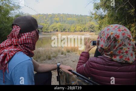 Der Eindruck der Touristen vom ersten Besuch in Indien auf der Suche nach Tigern und Kultur. Stockfoto