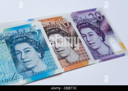 Britische Pfund Sterlinge Polymer Banknoten aufeinander gelegt. Foto enthält eine neue 20 Pfund Note im Februar 2020 veröffentlicht. Nahaufnahme. Stockfoto