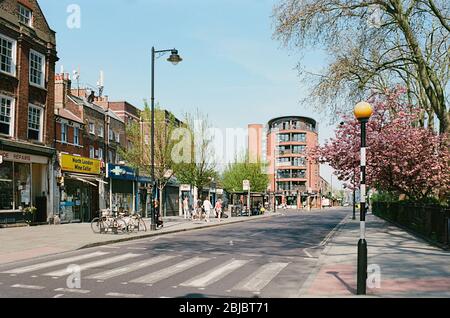 Newington Green Road in Newington Green, North London, mit Geschäften und Fußgängern Stockfoto