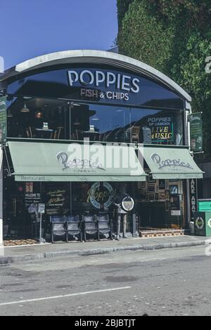 London/UK-2/08/18: Poppie's of Camden berühmte Fish and Chips Shop auf Hawley Crescent in Camden Town, London, UK Stockfoto