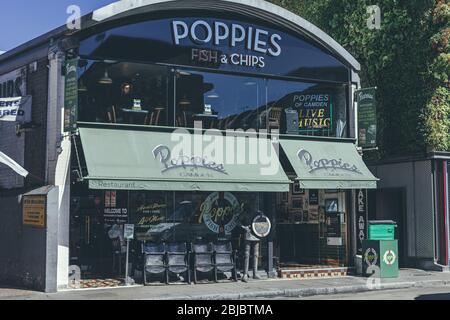 London/UK-2/08/18: Poppie's of Camden berühmte Fish and Chips Shop auf Hawley Crescent in Camden Town, London, UK Stockfoto