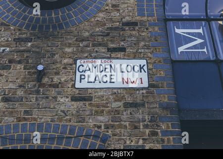 Camden Lock Place Namensschild an der Wand des Gebäudes auf Camden Market in London gemalt. Ein Straßennamen ist ein Zeichen, das zur Identifizierung des Namens verwendet wird Stockfoto