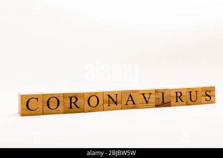 Coronavirus Konzept zeigt Holzblöcke auf einem weißen Hintergrund mit Coronavirus Stockfoto