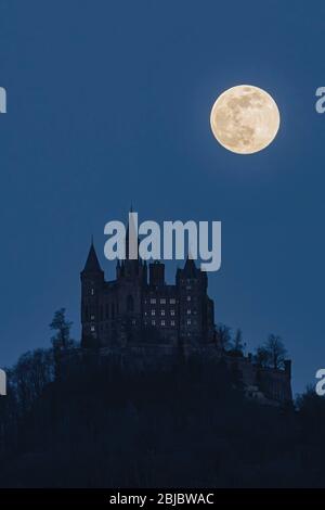 Vollmond über der Burg Hohenzollern in Süddeutschland. Stockfoto