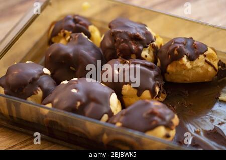 Hausgemachte profiterole Choux mit Schokolade Glasur bedeckt Stockfoto