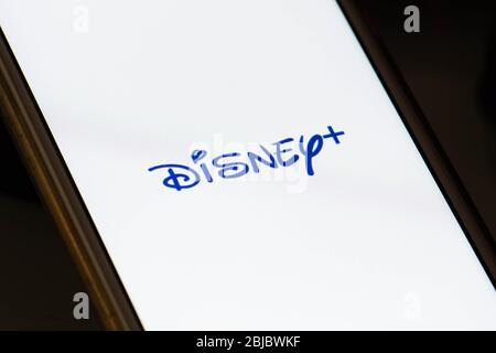 Disney Plus App auf dem Smartphone. Abonnement Video-on-Demand-Streaming-Service, App für Kinder, Kinder Stockfoto