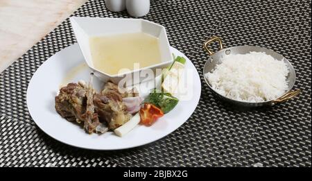 Gekochtes Lammfleisch mit Hammelsuppe und weißem Reis Stockfoto