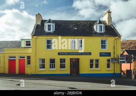 Isle of Skye/UK-20/3/18: Das leuchtend gelbe Gebäude des Portree Independent Hostel in einem ehemaligen Postamt, im Zentrum des IS Stockfoto