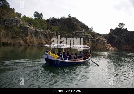 Jabalpur, Madhya Pradesh/Indien : 29. Januar 2020 - Touristen, die mit kleinen Holzbooten auf dem Narmada River (Marble Rocks) bei Bhedaghat fahren Stockfoto