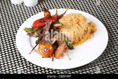 Vegetationsfreie Mahlzeit, gegrillte Happen, Kebab, gegrillte Tomaten und Capsicum mit Reis Stockfoto