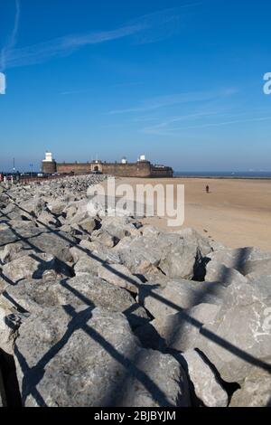 Stadt Wallasey, England. Malerischer Blick auf New Brighton Beach mit Fort Perch Rock im Hintergrund. Stockfoto