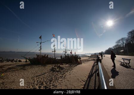 Stadt Wallasey, England. Malerische Silhouette von New Brighton Promenade mit dem Piratenschiff Black Pearl im Hintergrund. Stockfoto