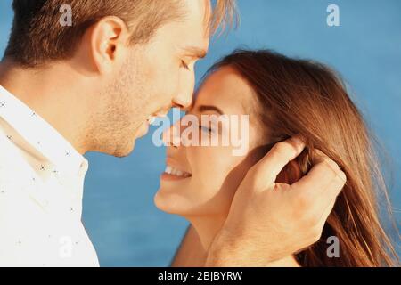 Glückliches Paar küssen auf Meereshintergrund Stockfoto