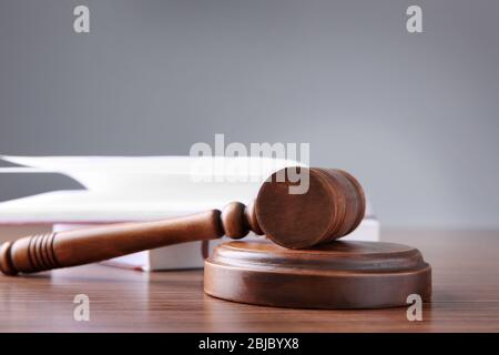 Richter gavel und Bücher auf Holztisch Stockfoto