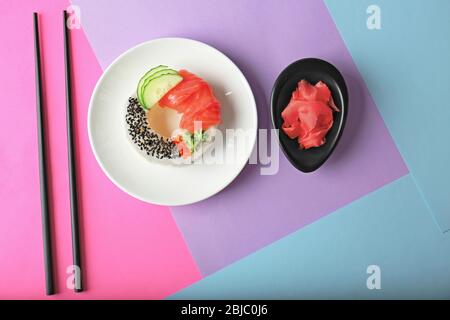 Sushi Donut auf buntem Hintergrund Stockfoto