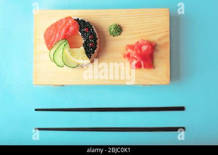 Sushi-Donut auf blauem Hintergrund Stockfoto