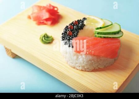 Sushi-Donut auf Holzständer Stockfoto