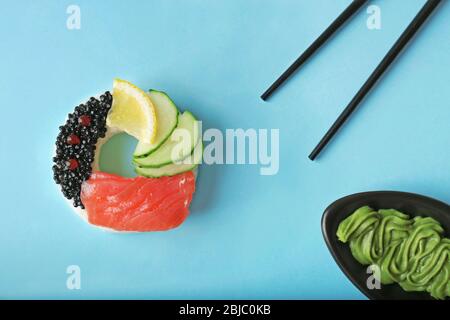 Sushi-Donut auf blauem Hintergrund Stockfoto
