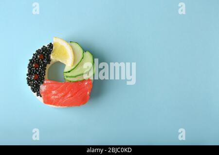 Sushi-Donut auf blauem Hintergrund Stockfoto