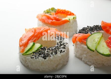 Sushi-Donuts auf weißem Hintergrund Stockfoto