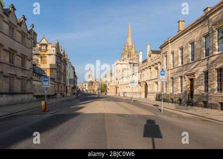 Blick auf die High Street in Richtung Carfax, Oxford. Die Kirche der Heiligen Maria mit dem herrlichen Turm und alle Seelen College vor Stockfoto