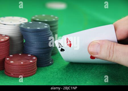 Überprüfung der Deal ein Paar Asse mit Casino-Chips im Hintergrund Texas Holdem Poker besten Tasche Raketen amerikanischen Fluggesellschaften Stockfoto