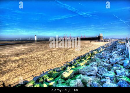 Stadt Wallasey, England. Künstlerische Sicht auf den Strand von New Brighton, mit Fort Perch Rock und New Brighton Lighthouse im Hintergrund. Stockfoto