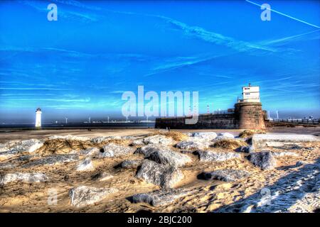 Stadt Wallasey, England. Künstlerische Sicht auf den Strand von New Brighton, mit Fort Perch Rock und New Brighton Lighthouse im Hintergrund. Stockfoto